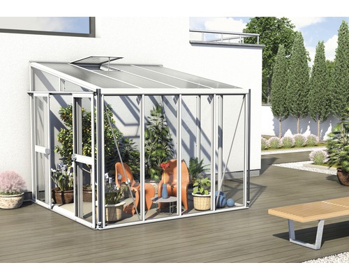 Serre met planten en zitplaatsen in de tuin