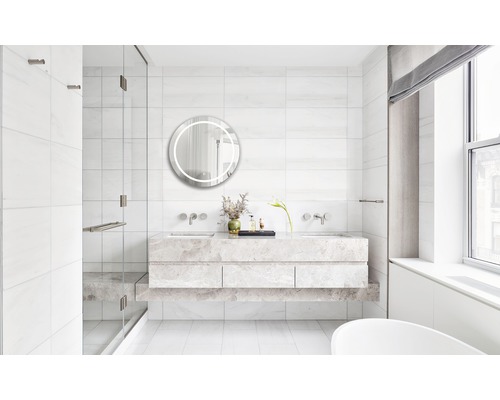 Lichte badkamer met stenen wastafel, ronde spiegels en inloopdouche