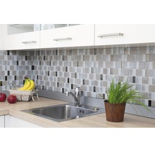 Keukenspoelbak met kraan, mozaïektegels en decoratieve elementen