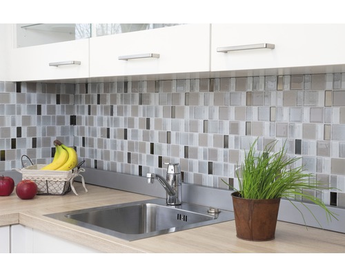 Keukenspoelbak met kraan, mozaïektegels en decoratieve elementen