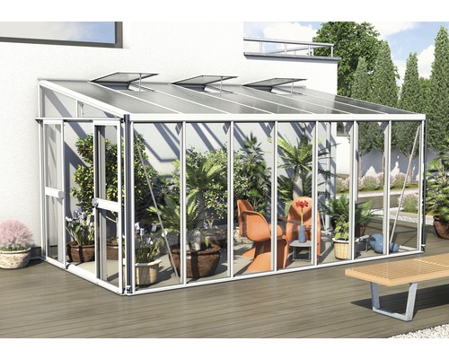 Serre met planten en tuinmeubelen