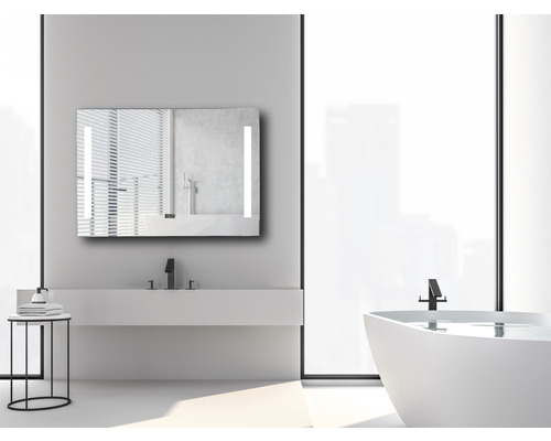 Badkamer met verlichte spiegelkast, wastafel en bad