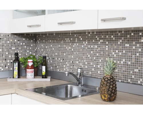 Lichte keuken met gootsteen, mozaïektegels en keukengerei