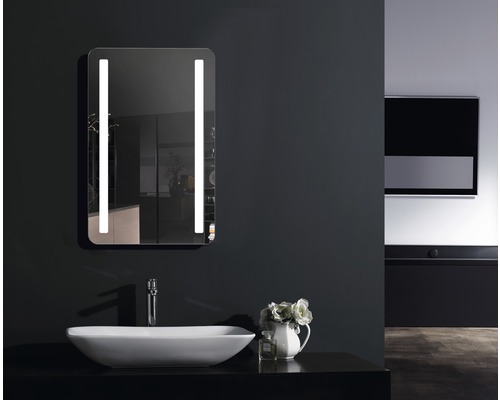 Moderne badkamer met wastafel en verlichte spiegel