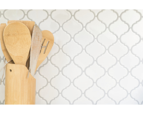 Houten keukengerei in houder voor een gempatroneerde wand