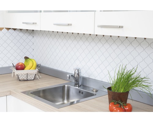 Keukenscène met gootsteen, kraan en decoratieve achterwand