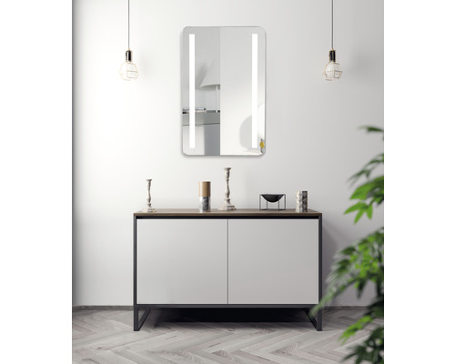 Moderne badkamer met verlichte spiegel boven een badkamermeubel