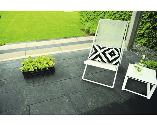 Terras met straatstenen, tuinstoel en bijzettafel buitenshuis