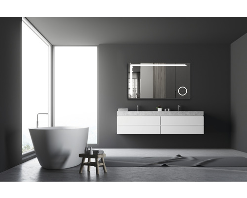 Moderne badkamer met ligbad, wastafel en spiegel met verlichting
