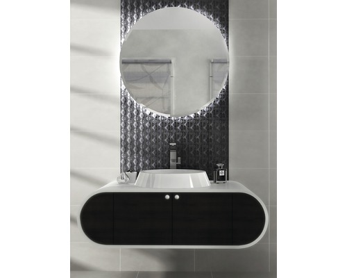 Moderne badkamer met ronde spiegel, wastafel en donkere onderkast.