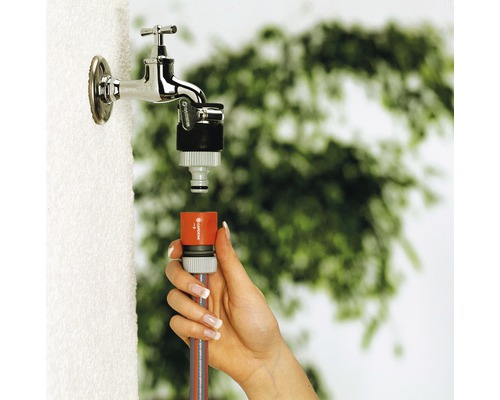 Installatie van een tuinslang op een waterkraan