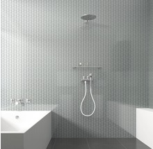 Badkamer met bad, douche en grijze tegels