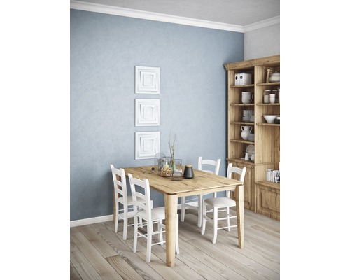 Eetkamer met houten tafel, witte stoelen en houten rek