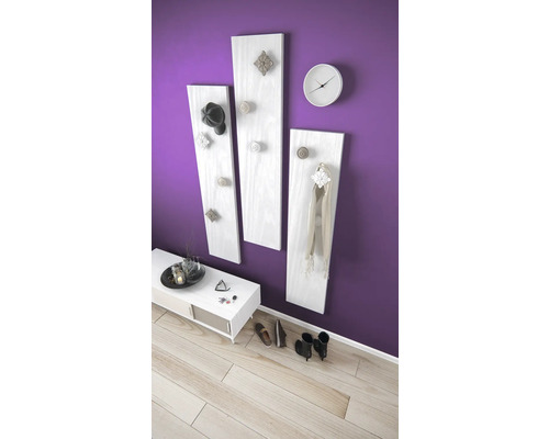 Hal met garderobepanelen, wandklok en dressoir