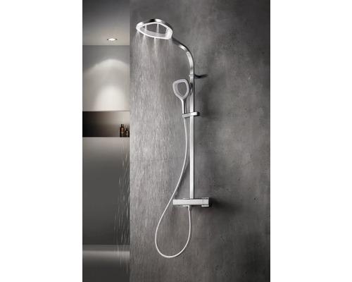 Douchesysteem met hoofd- en handdouche aan een grijze muur