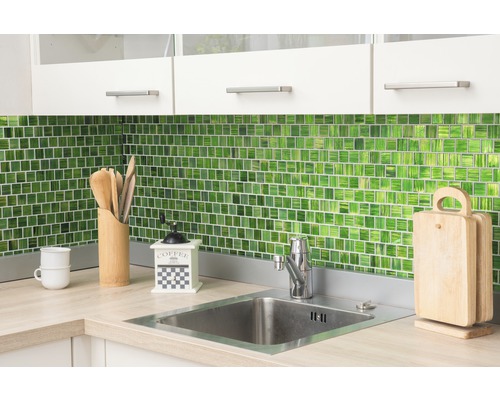 Keukenscène met groene mozaïektegels, gootsteen en werkblad