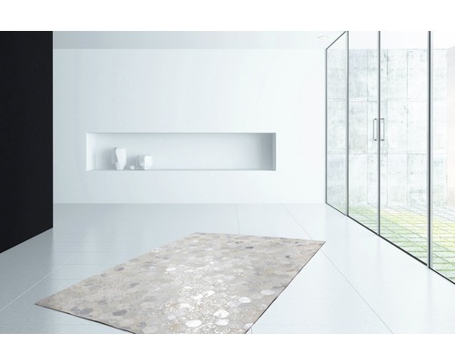 Tapijt met geometrisch patroon in een lichte kamer