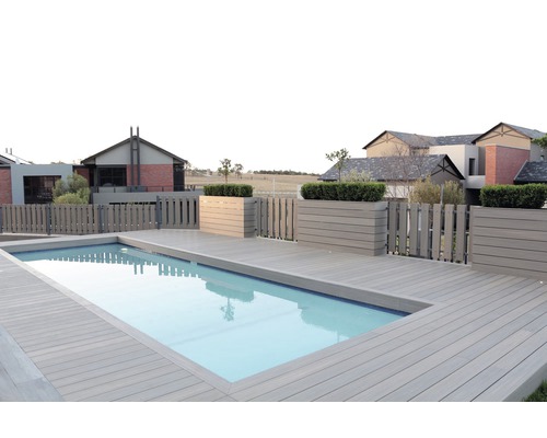Zwembad met houten terras en houten schutting voor woonhuizen