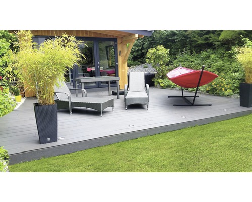 Terras met terrasplanken, tuinmeubelen, hangmat en bamboe