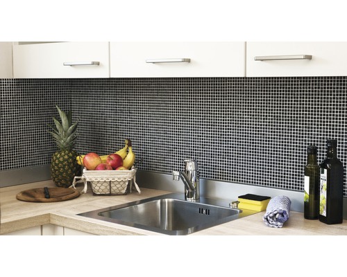 Keukengootsteen met kraan, mozaïektegels en keukengerei