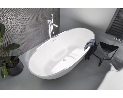 Moderne badkamer met vrijstaand bad, kraan en handdoekradiator