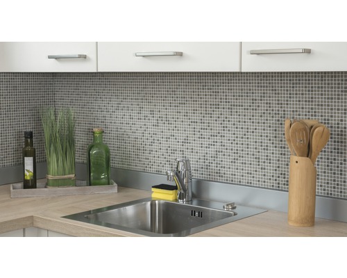 Keukenscène met gootsteen, kraan, mozaïektegels en keukengerei