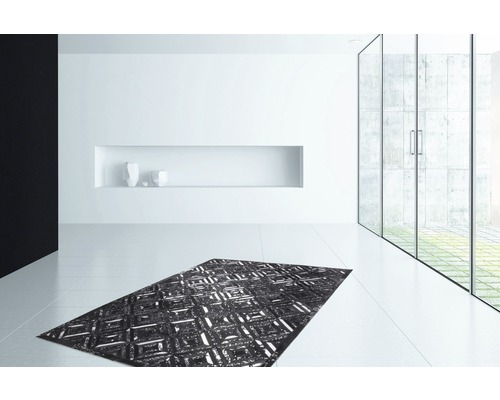 Modern interieur met een patroon tapijt in een lichte ruimte