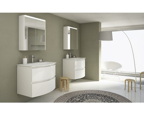 Badkamer met twee witte wastafels, spiegelkasten en houten krukjes