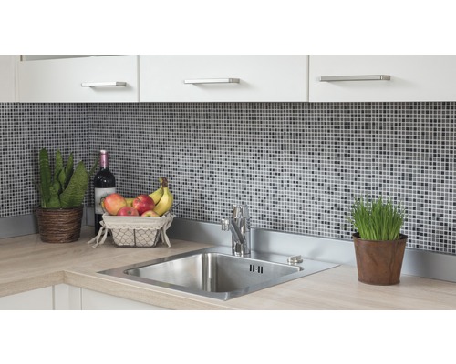 Keukenspoelbak met kraan, mozaïektegels, kamerplanten en fruitschaal op een aanrecht