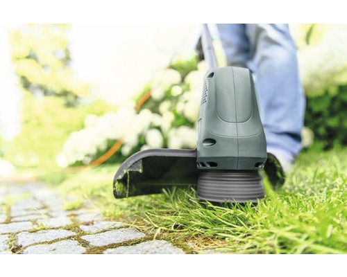 Gras trimmer in gebruik voor het maaien van gras