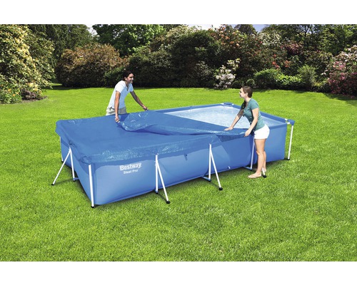 Personen bedekken een rechthoekig stalen framezwembad in de tuin met een blauw zwembad dekzeil