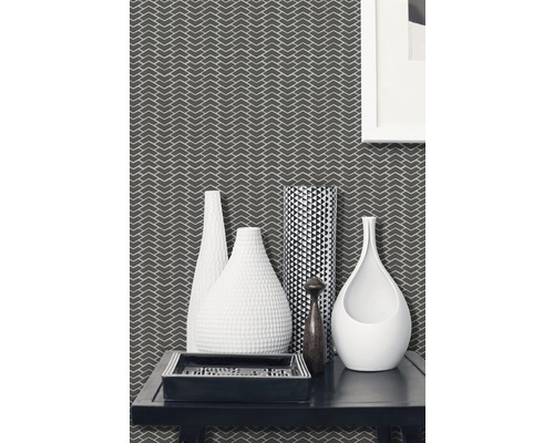 Decoratieve woonkamer met patroonbehang, diverse vazen en een rechthoekig dienblad op een tafel.