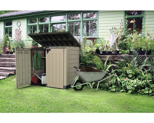 Kunststof tuinkast met open deksel en tuingereedschap op gazon