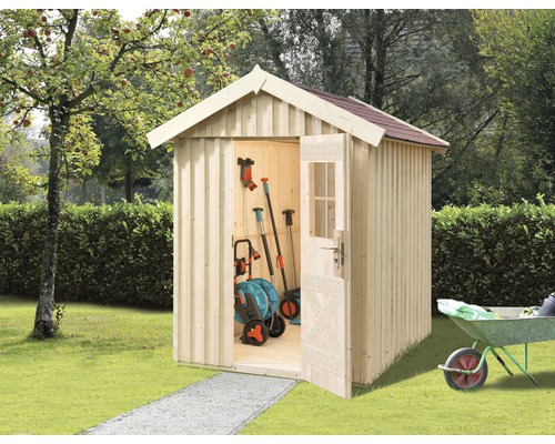 Houten tuinhuis met open deur en tuingereedschap binnenin