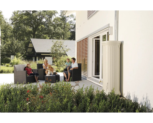 Familie ontspant in de tuin met regenwatertank voor irrigatie