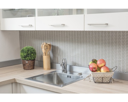 Keuken spoelbak met kraan, houten accessoires en decoratie op een licht aanrechtblad