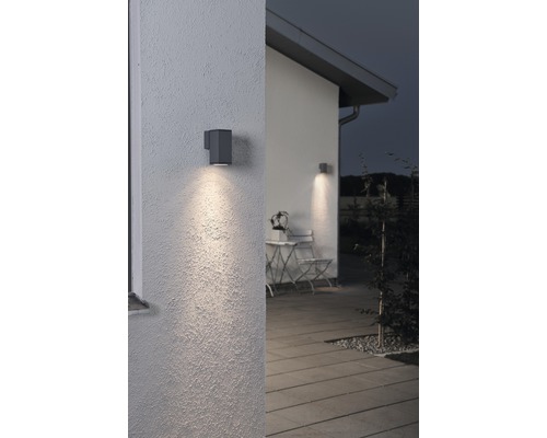 Buitenaanzicht van een huis met twee kubusvormige wandlampen