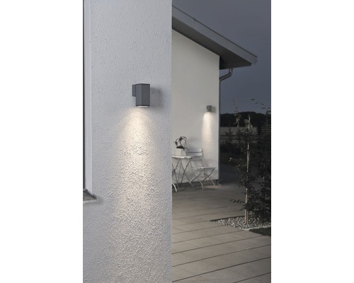 Verlichte gevel met moderne wandlamp.