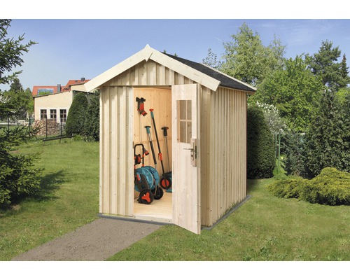 Houten tuinkast met open deur en tuingereedschap binnenin.