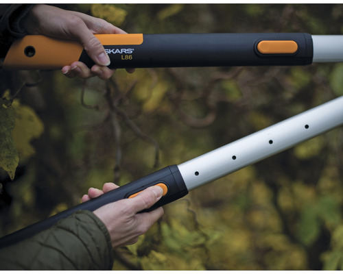 Close-up van een Fiskars telescoop-takkenschaar met aluminium steel