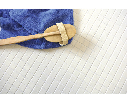 Een borstel, een handdoek en tegels op een oppervlak.