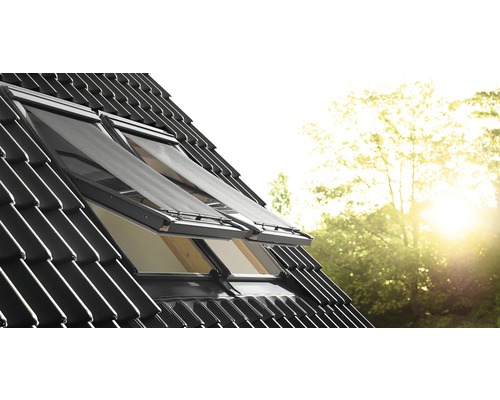 VELUX Buitenzonwering handbediend MIE MK00 5060 transparant zwart Dakramen met gesloten zonwering op een dak met dakpannen