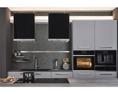 Moderne keuken met afzuigkappen, inbouwoven en volautomatische koffiemachine