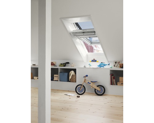 Lichte kinderkamer met dakraam, houten rek en speelgoed