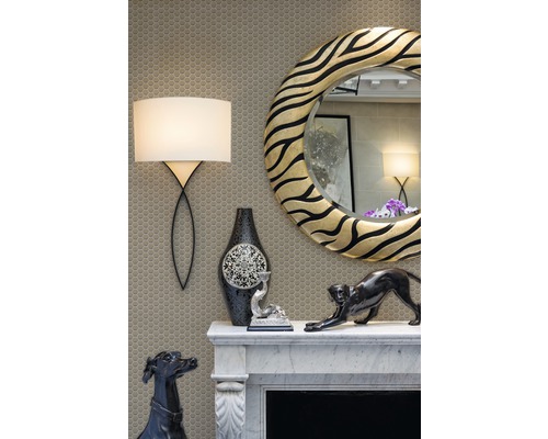 Decoratieve schouw met spiegel, lamp en decoratieve figuren op een mozaïekachtergrond.