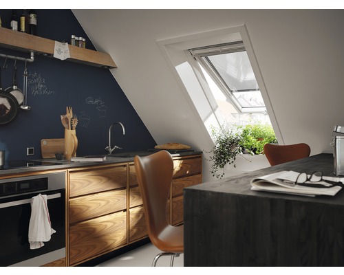 Lichte keuken met dakraam, houten kasten en donker werkblad