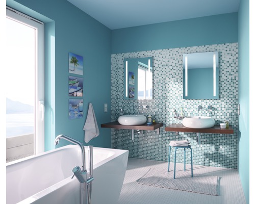 Badkamer met bad, wastafels, spiegels en mozaïektegels