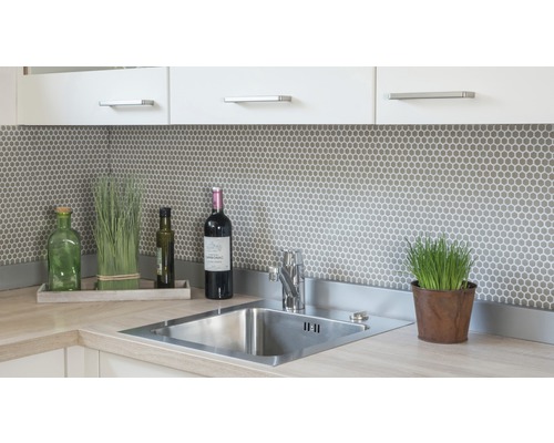 Keuken spoelbak met kraan, decoratie en mozaïektegels