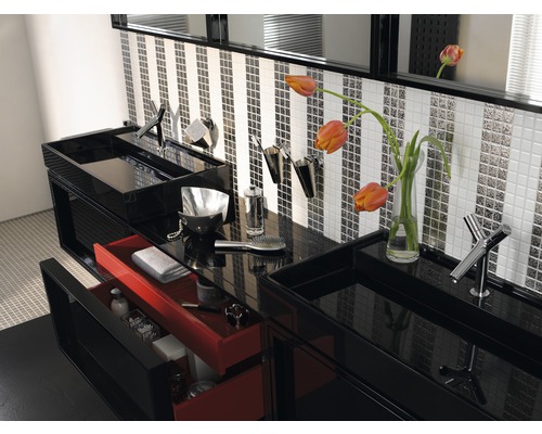 Badkamer met twee wastafels, spiegel, kranen en diverse badkameraccessoires