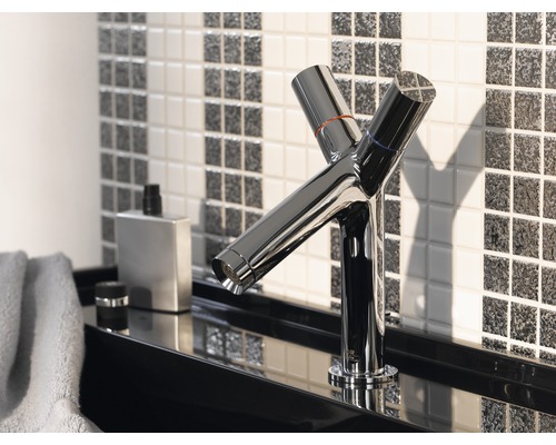 Chromen wastafelmengkraan met twee handgrepen in de badkamer